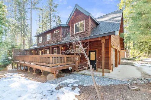 Upscale Mountain Chalet in Blue Lake Springs, Free Wifi/Cable, Gas Fireplace