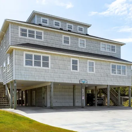 “Shore Thing” at our spacious Beachfront Oasis - WEST