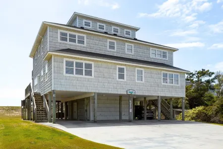 “Shore Thing” at our spacious Beachfront Oasis - WEST