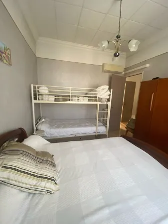 2 Bedroom Private Vacation Home in Toulon Отели рядом с достопримечательностью «National Navy Museum of Toulon»