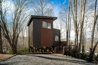 Tranquil & Stylish ~ Near Skiing ~ Hot Tub ~ Views