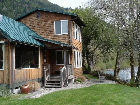 Beautiful Riverfront Getaway in the Cascade Mountains