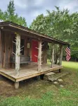 Little cabin in the heart of the Kiamichi Mountains 33 miles from Hochatown, OK Hotels in Pushmataha County