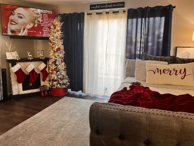 Spring Rates! Book This Fully Decorated Studio on Taneycomo Lake!
