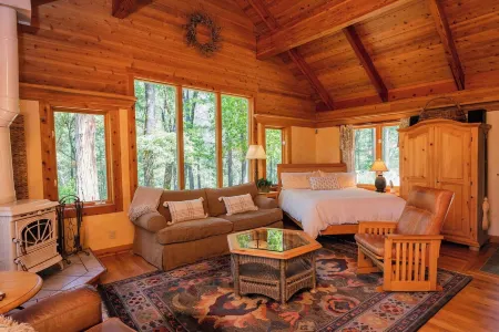 The Most Romantic Creekside Cabin - with Hot Tub and Privacy