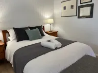 Tangara - A Stylish Newly Renovated Studio Apartment, close to the surf beach. - 4-Star