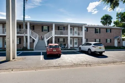 Walk to Nights of Lights- Lovely 2 Bedroom-1 Bath Excellent location.