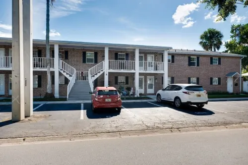 Walk to Nights of Lights- Lovely 2 Bedroom-1 Bath Excellent location.