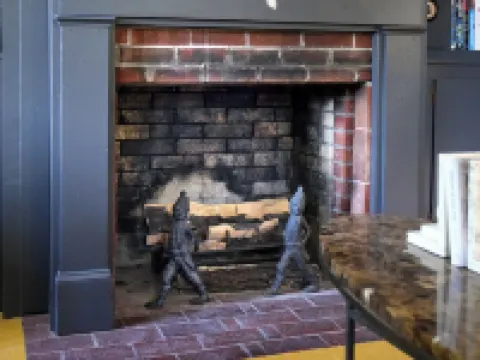 Cozy 1-bedroom house in historic Arrow Rock with WiFi, AC. Hotels in Saline County