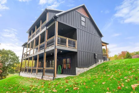 NEW at PATOKA lake! Big HOT TUB close to ramp POOL TABLE with3 MASTER bedrooms!