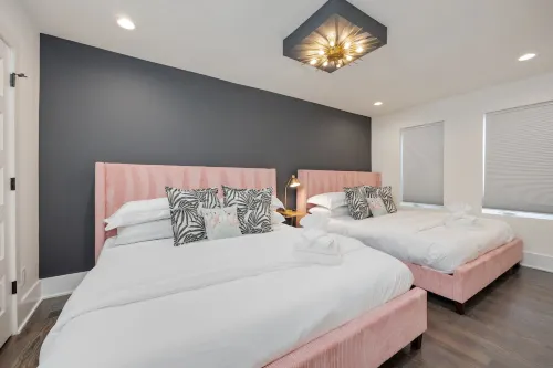 2Sbside Homes 8 Bedrooms, Ultra Heated Rooftop Pools,Arcade,Elevator, Sleeps 23!