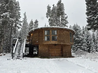 Cozy dome cabin in Blue River forest 7 min to Breck. Pet friendly! On bus route! Hotels near Quandary Peak Trailhead
