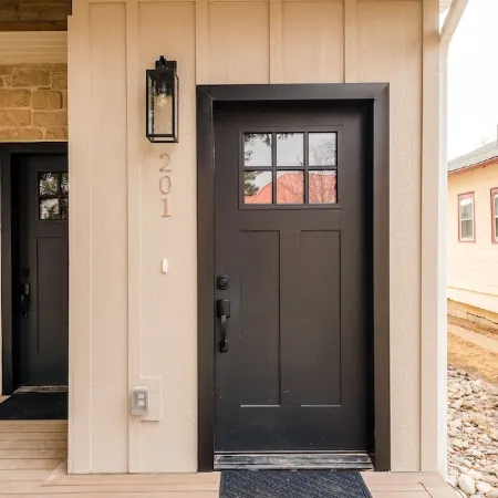 Cozy, upstairs, fully remodeled 1-bedroom apartment. With AC and WiFi