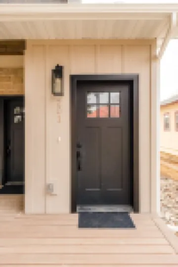 Cozy, upstairs, fully remodeled 1-bedroom apartment. With AC and WiFi