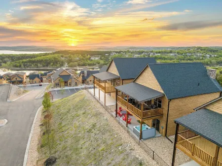 BEST LAKE VIEWS & Location. Pools, Hot Tub, Game Room!  Insta-Worthy! Sleeps 10