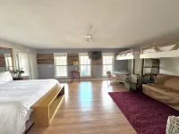 Waterfront Lakehouse with Dock, Kayaks, Paddleboards, Hot tub