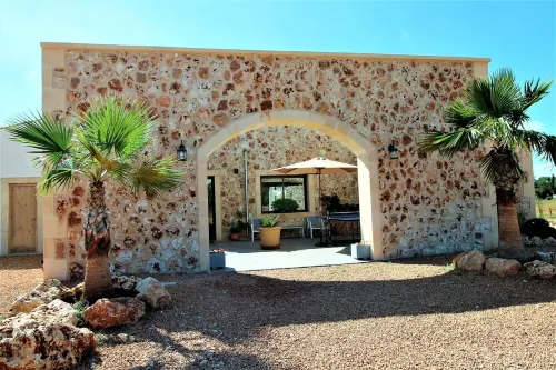 They are Pieres Nou. modern rustic finca with volley ball court and 15m pool Hotels in Llucmajor