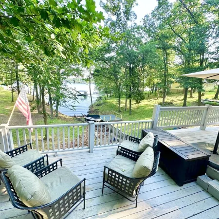 Honey Creek Getaway Waterfront Cottage - Close to town & Boat Ramp! Sleeps 10+