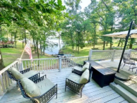 Honey Creek Getaway Waterfront Cottage - Close to town & Boat Ramp! Sleeps 10+