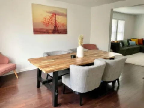 Large, modern 2 bedroom in the heart of Forest Park