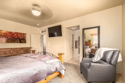 Stag's Leap Lodge located near Downtown Courthouse Square and Famous Whiskey Row Các khách sạn gần Upper Goldwater Lake parking