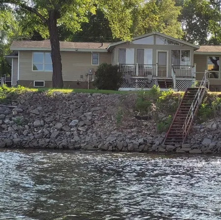 Beautiful Riverfront Home near Celebrations. Excellent eagle viewing!