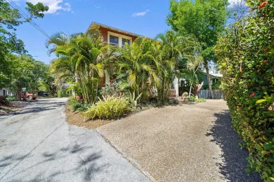The Julia Place Carriage House-Walk downtown from old Florida glam!