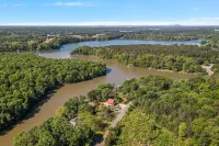Mountain Island Lake Lodge: Private Dock, Kayaks, Paddle Boards, Family Fun!