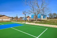 San Marcos Get Away! Waterfront with Gameroom and Pickleball Court! No Pets!