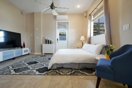 Seascape - WHOLE HOUSE 360 water views, pool, gulf Отели в г. Эрнандо-Бич