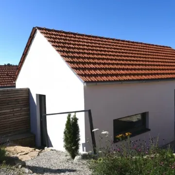 Modern detached vacation home for two on the edge of the village in the Bavarian Rhön.