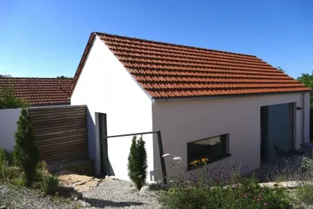 Modern detached vacation home for two on the edge of the village in the Bavarian Rhön.