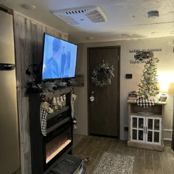 Cozy camper in Clemson Hills.  5 minutes from Clemson University.  Pet friendly!
