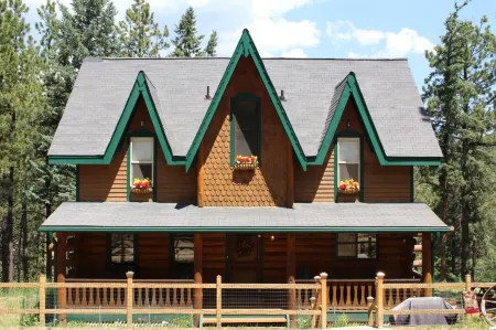 The Gingerbread Cottage - 2.5 acres, craft or meeting room Отели в г. Бейли