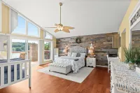 Spacious LF Home-Million Dollar Views with 26 Foot Slip, Kayaks, Sups and More! - 4 tähden