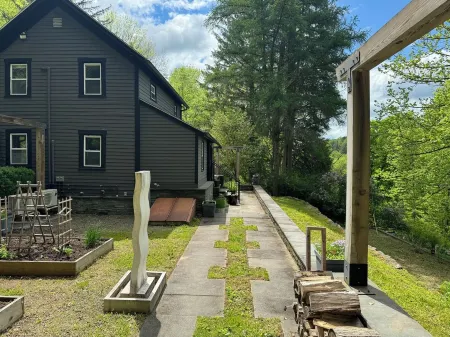 Architectural Gem - Catskill Chalet, Hot Tub, Wraparound Deck on 6 Acres
