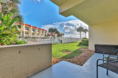 Deluxe ocean-view, poolside, first floor flat with 2 bedrooms, 2 baths Отели в г. Сейнт Огастин Бич