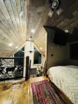 “The Shack” on Farmers Creek. Tree house  Tiny house Отели рядом с достопримечательностью «Lone Hickory Indoor Arena»