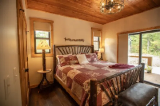 A Luxury Cabin with panoramic mountain views and 3 King Ensuites and Hot Tub!