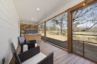 The Farmhouse @ Desoto Farms with Hot Tub!