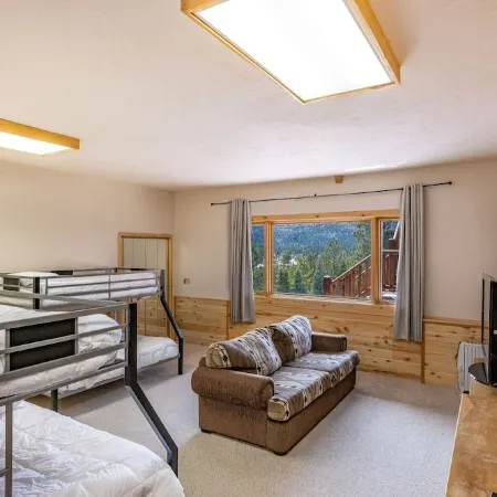 ENCHANTED CIRCLE LODGE-AWESOME MOUNTAIN VIEWS WITH HOT TUB AND SAUNA!