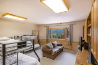 ENCHANTED CIRCLE LODGE-AWESOME MOUNTAIN VIEWS WITH HOT TUB AND SAUNA!