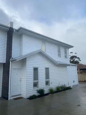 Beautiful 2 Story White Weatherboard townhouse Hotels in Alfredton
