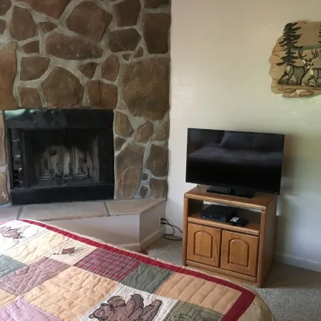 Privacy! One  & 1/2 acre with wrap around deck. Backs the National Forest. Hotels in Pine