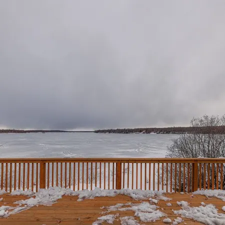 Top Floor Lakefront Condo with Mountain Views!