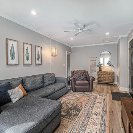 Updated Modern & Spacious 2 bed Apartment Near Everything!