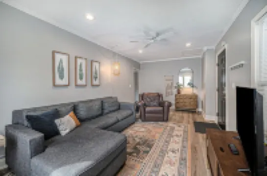 Updated Modern & Spacious 2 bed Apartment Near Everything!