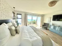 Fully remodeled lake house with gorgeous views of Bull Shoals Lake! 레이크뷰 호텔