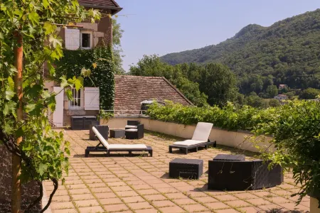 Le clos Charmarin, between city center and countryside Отели в г. Монфокон