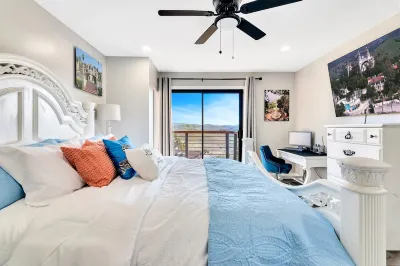 Fully Renovated with Views of the Mountains and Spa!